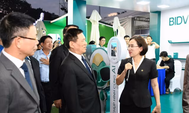VIDEO: Phó Thủ tướng tham quan gian hàng BIDV tại Sóng Festival - Ngày thẻ Việt Nam 2025 