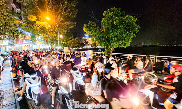 Cảnh tượng khác lạ tại Hồ Tây, Hồ Gươm... trước đêm Trung thu