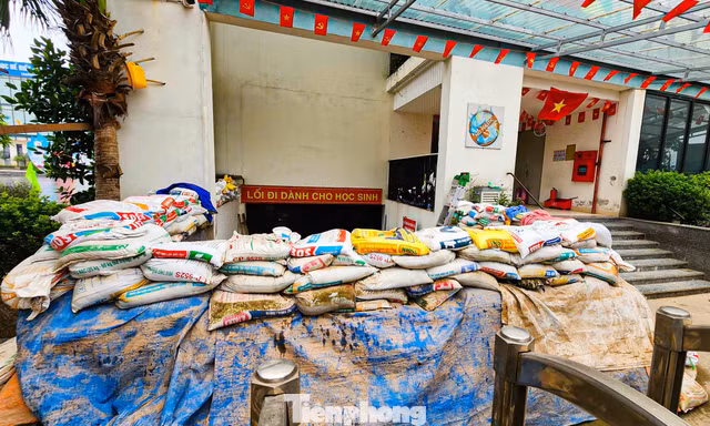 Ám ảnh ngập lụt liên tiếp, người Hà Nội dựng vách ngăn, đắp đập chắn nước