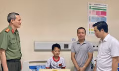 Công an Quảng Ninh nhận đỡ đầu cháu bé sống sót vụ lật tàu trên vịnh Hạ Long