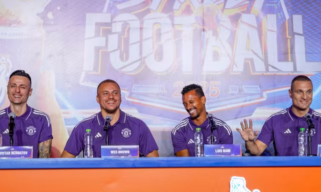 Người hâm mộ ấn tượng với nụ cười Dimitar Berbatov, Nemanja Vidic, Luis Nani và Wes Brown