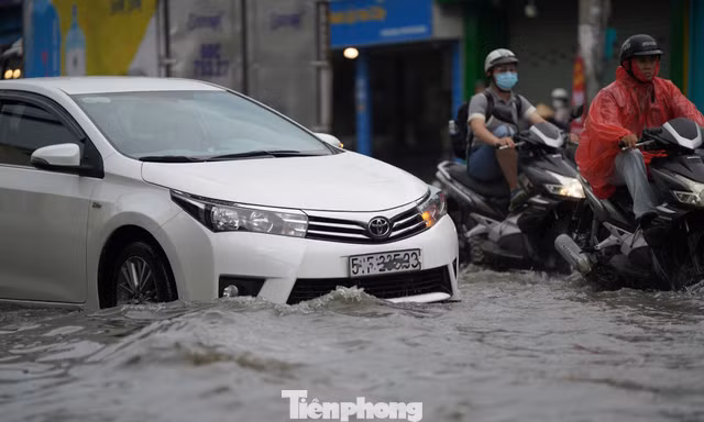 Mưa lớn giờ cao điểm ở TPHCM, đường mênh mông nước