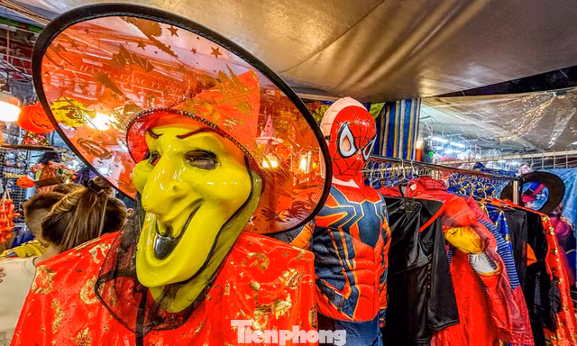 Không khí Halloween 'phủ sóng' phố phường TPHCM
