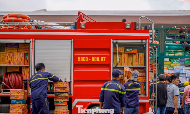 Dùng xe cứu hỏa chuyển hàng cứu trợ đến tận tay người dân vùng lũ