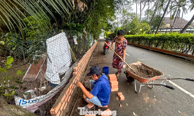 Triều cường dâng liên tiếp, dân ven sông Sài Gòn xây tường chống ngập