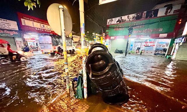 Chiếc xe máy chở lốp xe không thể di chuyển, phải nằm chờ bên vỉa hè.