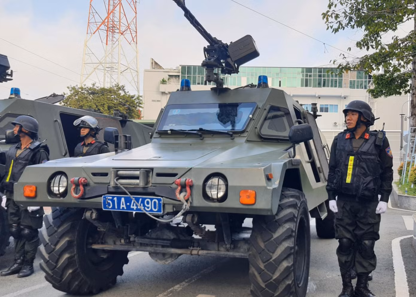 cong-an-tphcm-ra-quan-7.jpg