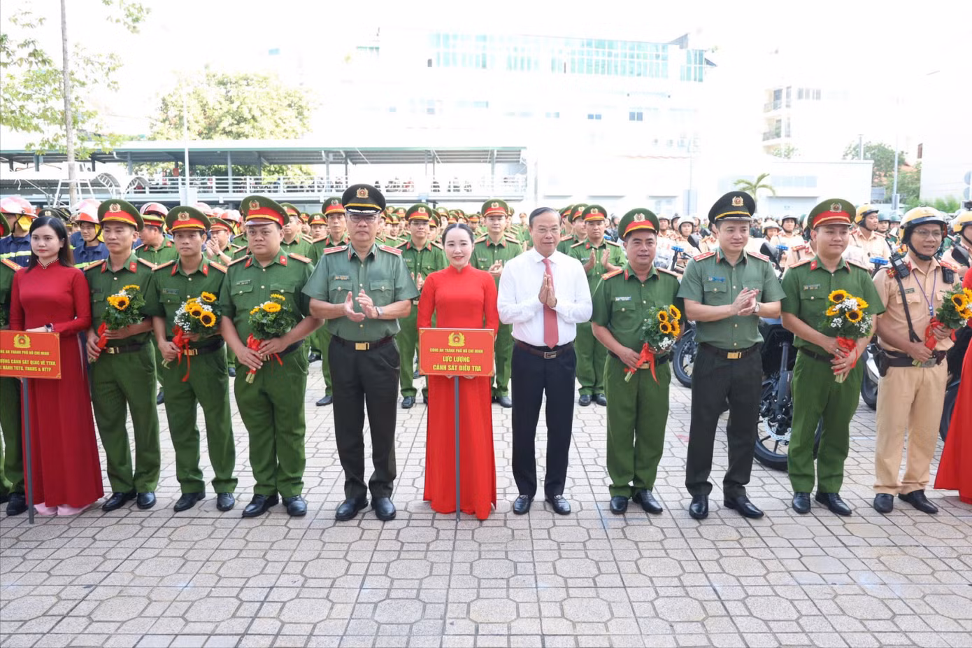 cong-an-tphcm-ra-quan-4-9838.jpg