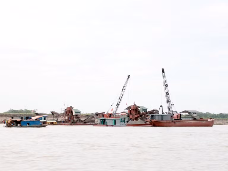 Cận cảnh 'cát tặc' lộng hành trên sông Hồng ảnh 4