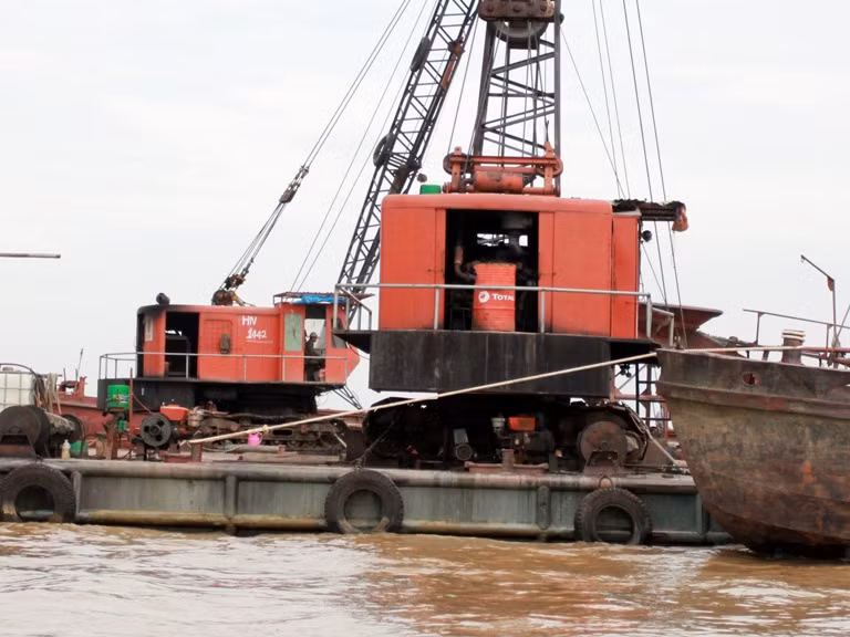 Cận cảnh 'cát tặc' lộng hành trên sông Hồng ảnh 8