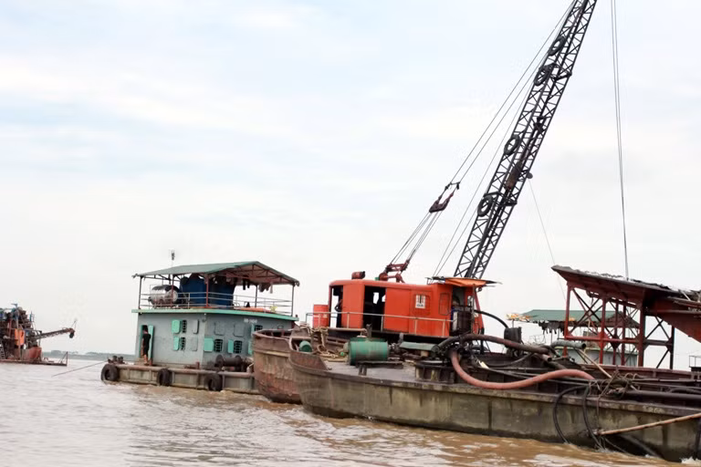Cận cảnh 'cát tặc' lộng hành trên sông Hồng ảnh 6
