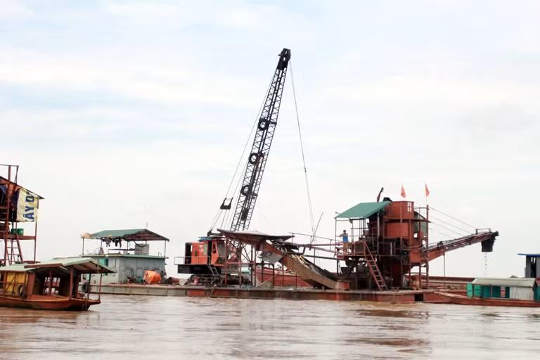 Cận cảnh 'cát tặc' lộng hành trên sông Hồng ảnh 5
