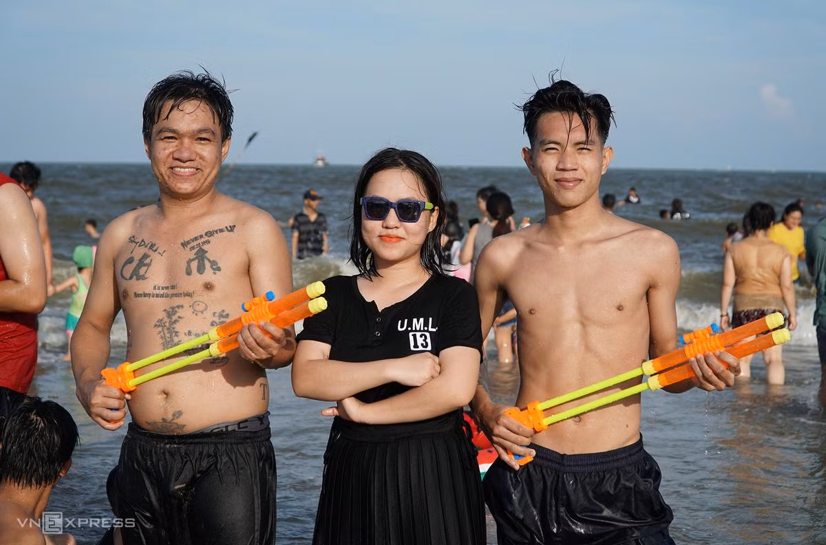 Chị Như, ở Bình Dương, cùng nhóm bạn đến Vũng Tàu sáng nay. "Cứ ngỡ người đi tắm biển ít nhưng chiều nay thấy đông người đổ về", chị nói.