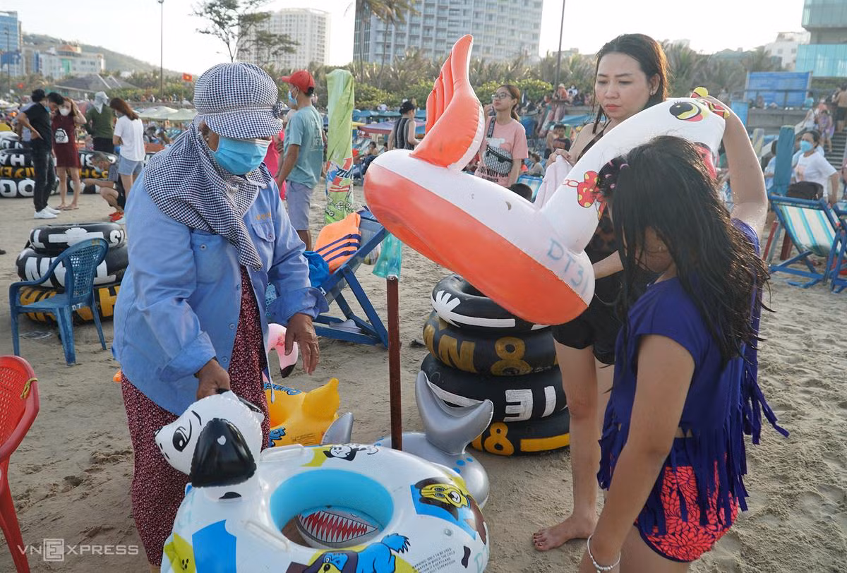 Người mẹ thuê phao bơi cho con gái. Dịch vụ phao bơi, ghế bố khá đắt khách, dao động từ 40.000 đến 80.000 đồng một người cho một lần thuê.