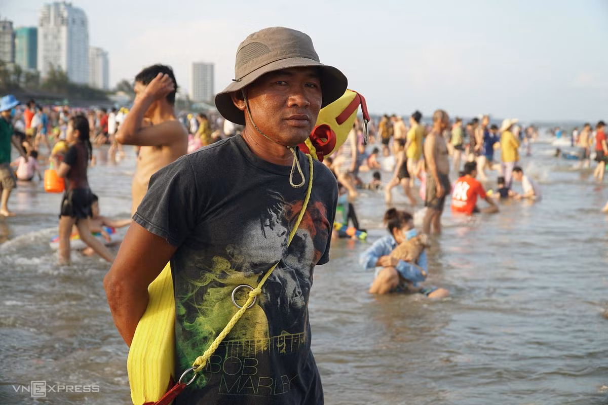 Ông Tiền, nhân viên bảo vệ bãi biển đeo phao, đứng quan sát để cảnh báo không cho khách bơi ra xa, cứu người chẳng may rơi vào nước xoáy. Theo báo cáo của Ban quản lý các khu du lịch TP Vũng Tàu, hôm nay có khoảng 70.000 du khách đến Vũng Tàu vui chơi, tắm biển - chỉ bằng một nửa so với cùng kỳ nghỉ năm 2019. Tuy nhiên, do kỳ nghỉ kéo dài 4 ngày nên dự báo ngày mai và mốt mới là cao điểm thu hút đông khách. Dự báo có khoảng 200.000 khách đến Vũng Tàu vui chơi dịp lễ. Ông Hoàng Vũ Thảnh, Quyền Chủ tịch TP Vũng Tàu nói thành phố không cấm tắm biển, song khuyến cáo du khách không nên tụ tập đông người. "Thành phố huy động hơn 500 người túc trực ở các bãi biển và khu vực công cộng để khuyến cáo, nhắc nhở người dân đeo khẩu trang và thực hiện các biện pháp phòng dịch. Nếu cố tình vi phạm sẽ xử phạt", ông Thảnh nói. Đến nay, Bà Rịa – Vũng Tàu không ghi nhận ca Covid-19 ngoài cộng đồng. Tổng cộng trong hai ngày 29-30/4, đã có 13 ca liên quan tới chuỗi lây nhiễm ở Hà Nam. Chuỗi lây nhiễm từ Hà Nam đã lan ra Hưng Yên (2 ca), TP HCM (một ca) và Hà Nội (3 ca).