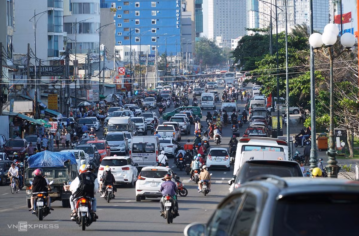 Trên đường Thùy Vân ôtô đậu san sát lề đường chạy dọc bãi biển, số đông khác đến - đi tấp nập, dù đây chưa phải là ngày cao điểm dịp lễ.