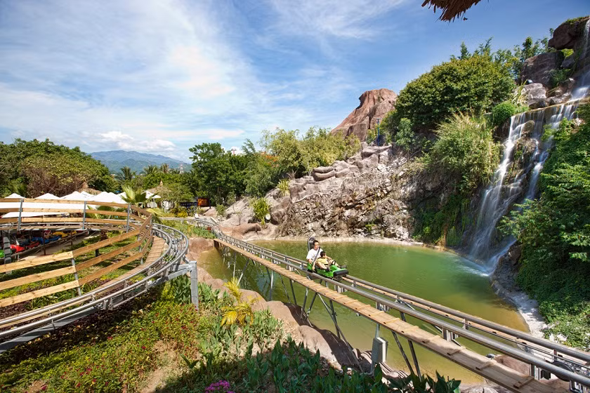 Xe trượt núi Vinpearl Alpine Coaster có hệ số an toàn tuyệt đối, phù hợp với mọi lứa tuổi với hệ thống điều khiển tốc độ của xe cho phép người chơi có thể điều chỉnh tốc độ nhanh, chậm tùy thích