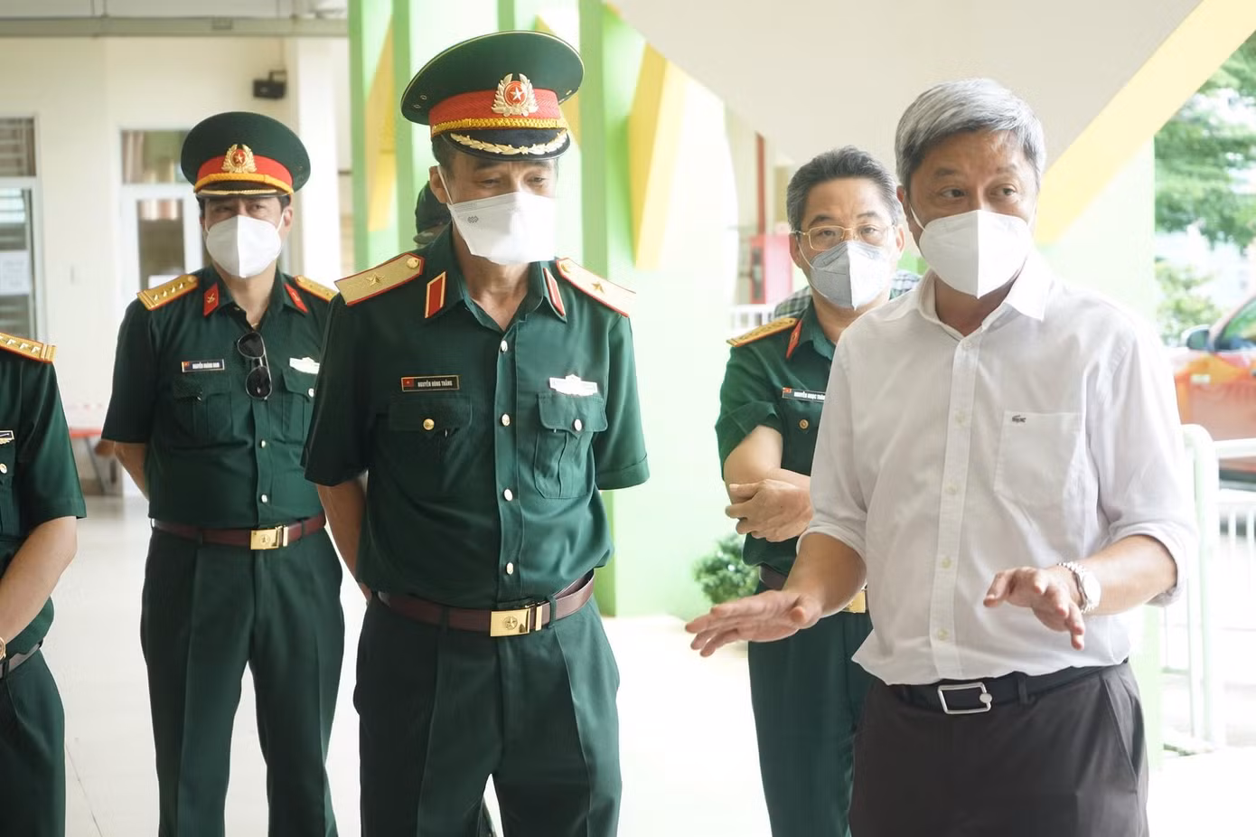 Thứ trưởng Bộ Y tế (áo trắng) đến thăm và động viên tinh thần các lực lượng phòng chống dịch tại xã Xuân Thới Thượng.