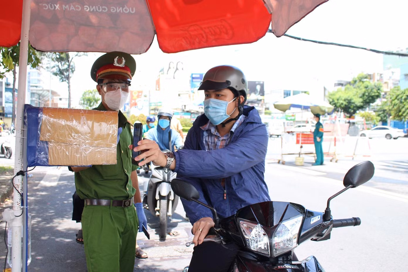 Nhiều F0 có giấy đi đường tham gia giao thông trên đường khi chưa biết mình đã mắc COVID-19