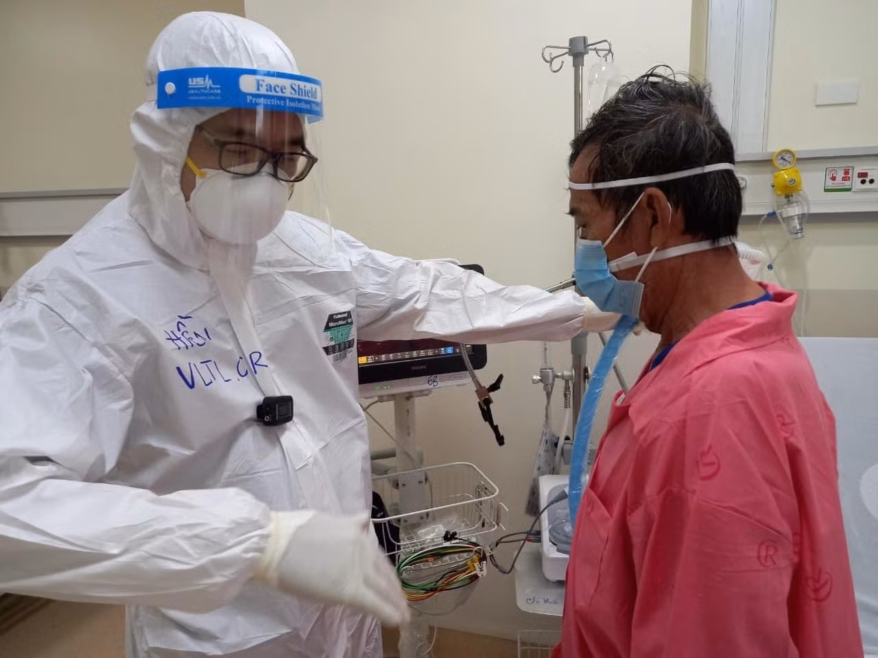 Anh Trương Văn Hiền là kỹ thuật viên vật lý trị liệu đang là F0 nhưng đã bật khỏi giường bệnh đi cứu các F0 khác