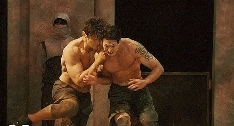 Cha Hyun Seung và Kim Kyung Jin (phải) có cuộc đối đầu mãn nhãn trong tập 2. Ảnh: Netflix.