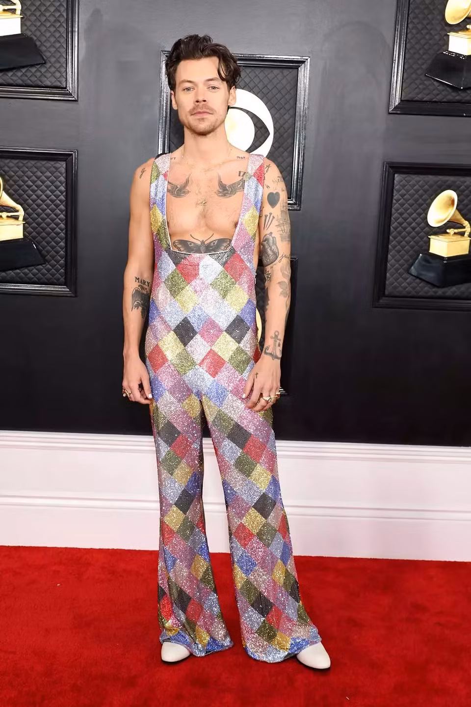 Highsnobiety đánh giá bộ jumpsuit của Harry Styles không tệ nhất nhưng không đẹp. Nó lòe loẹt và khá giống lá bài joker. Ảnh: Getty Images.