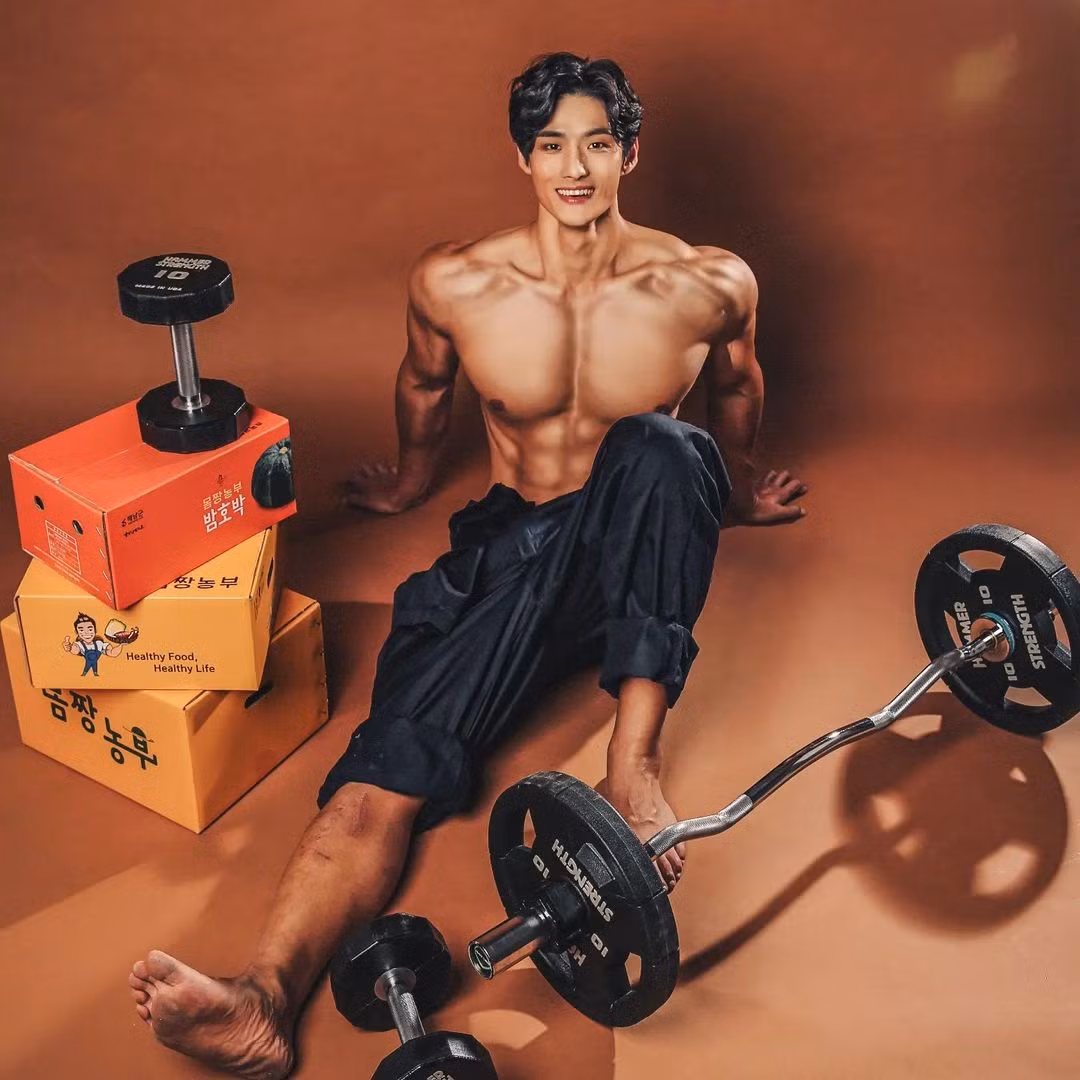 Kim xuất thân là huấn luyện viên thể thao trong đại học. Ảnh: IG.