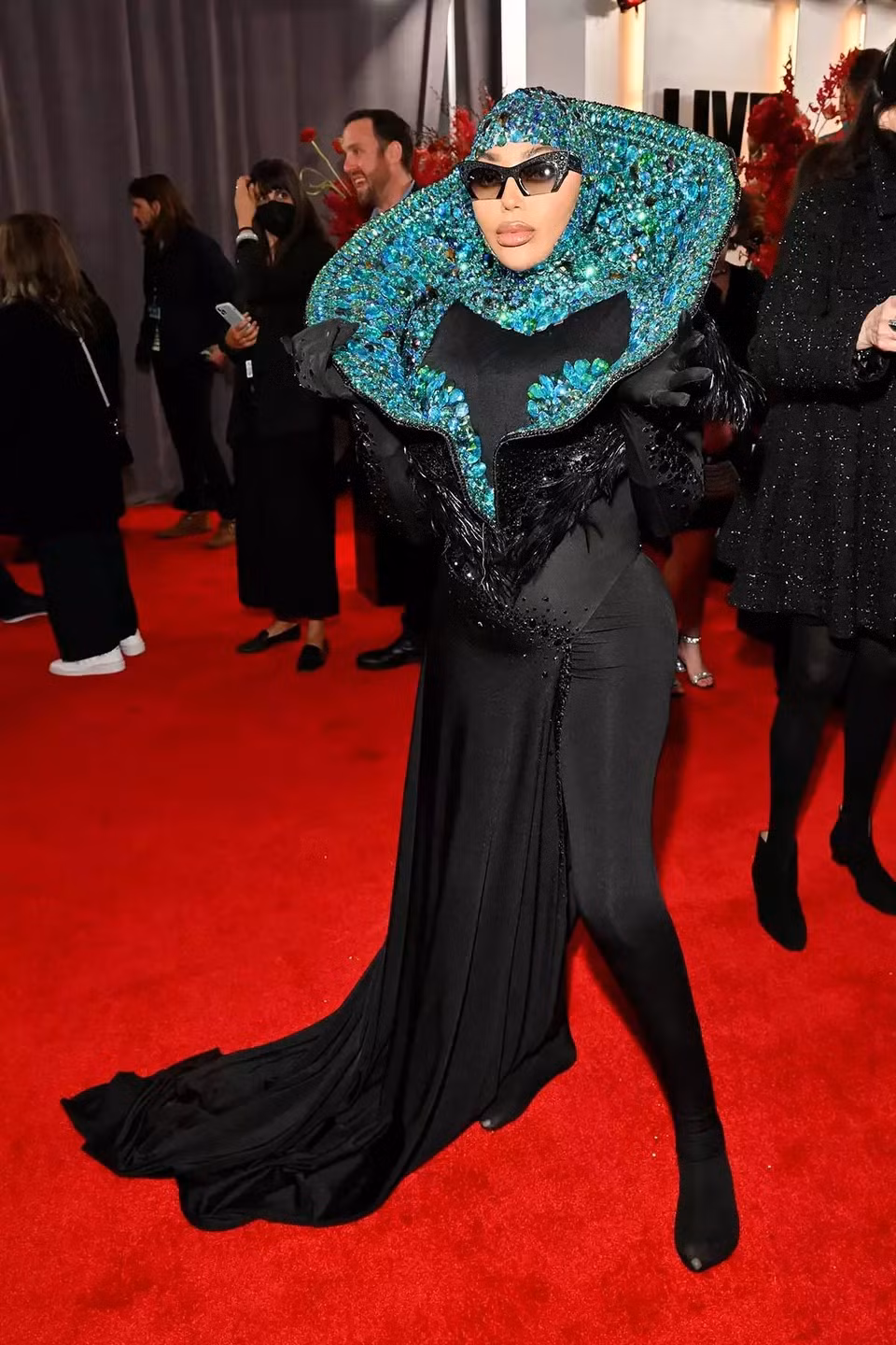 Highsnobiety ví von nữ ca sĩ Dencia như "con nghêu sang trọng". Ảnh: Getty Images.