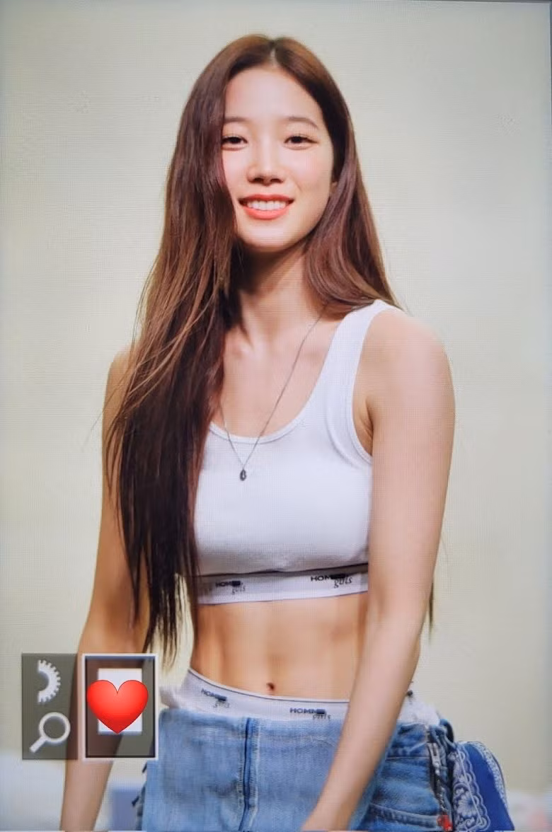 Người đẹp sinh năm 2003 thường mặc trang phục hở eo, để lộ múi cơ 11 đáng ghen tỵ. Đó không phải phần duy nhất trên cơ thể cô có cơ bắp. Không ít lần người hâm mộ “há hốc” vì phần bắp tay và vai săn chắc, thậm chí là vạm vỡ.