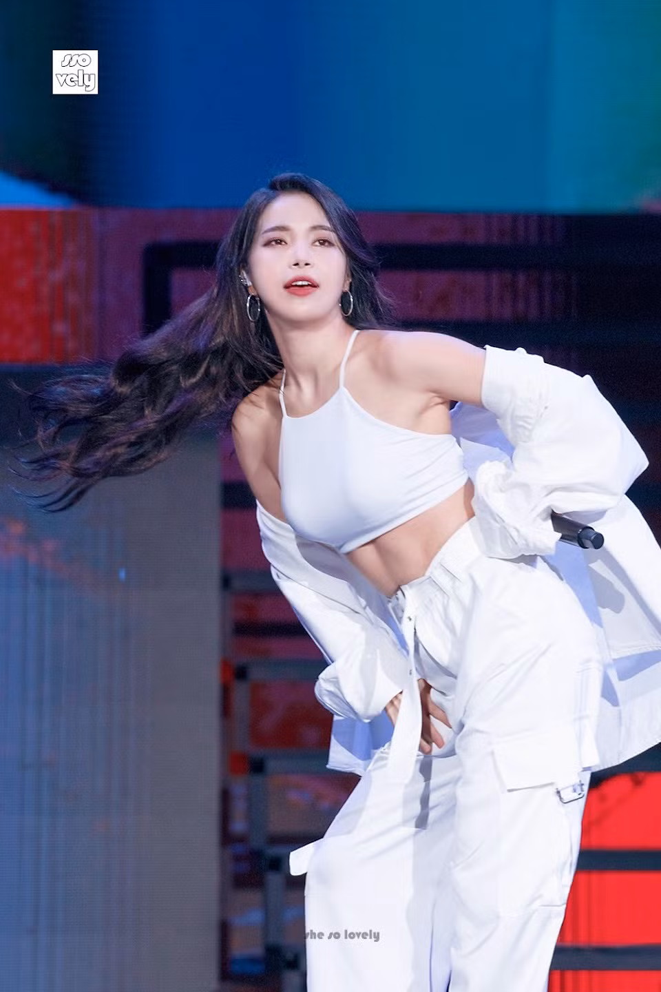 Solar (Mamamoo) là minh chứng rõ ràng của việc chăm chỉ luyện tập sẽ mang lại trái ngọt. Từ một nữ idol với hình thể bình thường, cô quyết tâm có được hình thể săn chắc, rõ nét.