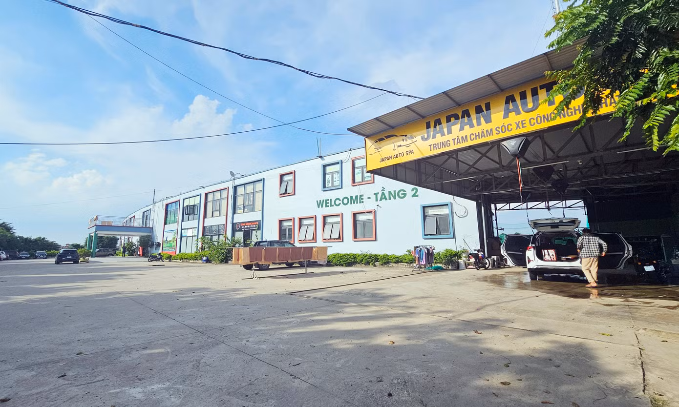 Sân tập golf Thanh Hà được xây dựng kiên cố, có bãi để xe và trung tâm chăm sóc xe cho khách chơi golf.