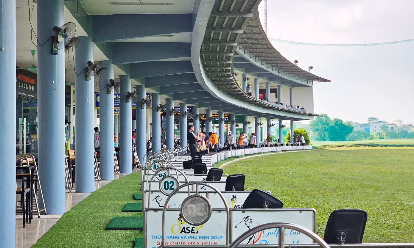 Tại đây từ sáng sớm cho tới tối muộn có hàng trăm golfer đến tập golf. Theo nhân viên sân golf, giá dịch vụ sân golf Thanh Hà giao động khoảng 80-120 nghìn đồng/100 bóng….