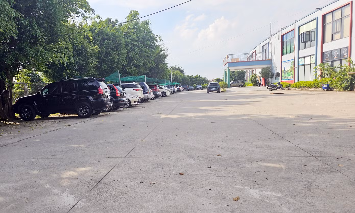 Theo người dân KĐT Thanh Hà, quy hoạch là ô đất công cộng nhưng đến nay, các công trình công cộng phục vụ người dân không thấy đâu, thay vào đó là sân tập golf chỉ phục vụ cho một bộ phận người giàu, thu lời bất chính suốt nhiều năm qua.
