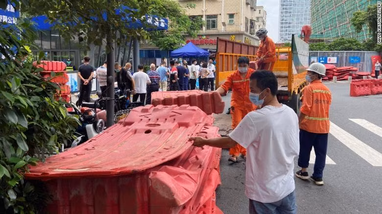Các gian hàng bán linh kiện điện tử sầm uất nhất của thành phố Thâm Quyến phải đóng cửa vì COVID-19.