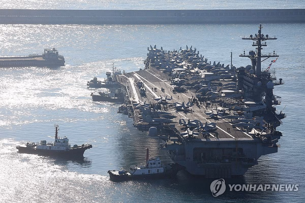 Tàu sân bay Mỹ USS Carl Vinson cập cảng Hàn Quốc ngày 21/11. (Ảnh: Yonhap)