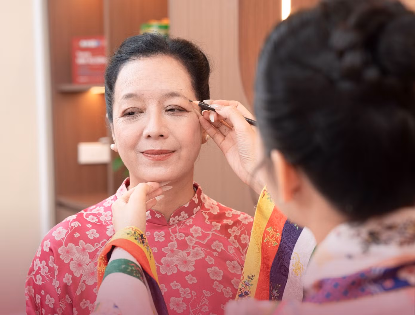 NSND Lan Hương, NSND Thu Hà, NSND Lê Khanh cùng nhiều nghệ sĩ Việt như NSƯT Nguyệt Hằng, NSƯT Chiều Xuân, NSƯT Việt Anh, MC Thảo Vân, diễn viên Doãn Quốc Đam, Tô Dũng, Minh Thu, Việt Hoa, Bích Ngọc, Lương Thanh... xuất hiện trong quảng cáo làm chân mày phong thủy tại một cơ sở thẩm mỹ.