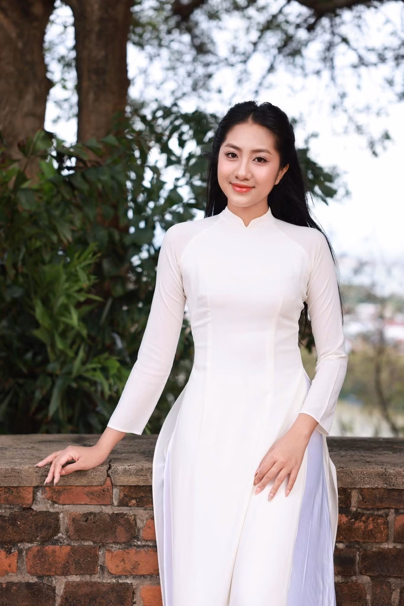 Cô sinh năm 2004, đến từ Phú Yên. Trúc Linh sở hữu chiều cao 1,71 m, số đo ba vòng 75-61-92 cm. Cô là Hoa khôi Đại học Tài chính - Marketing 2023.