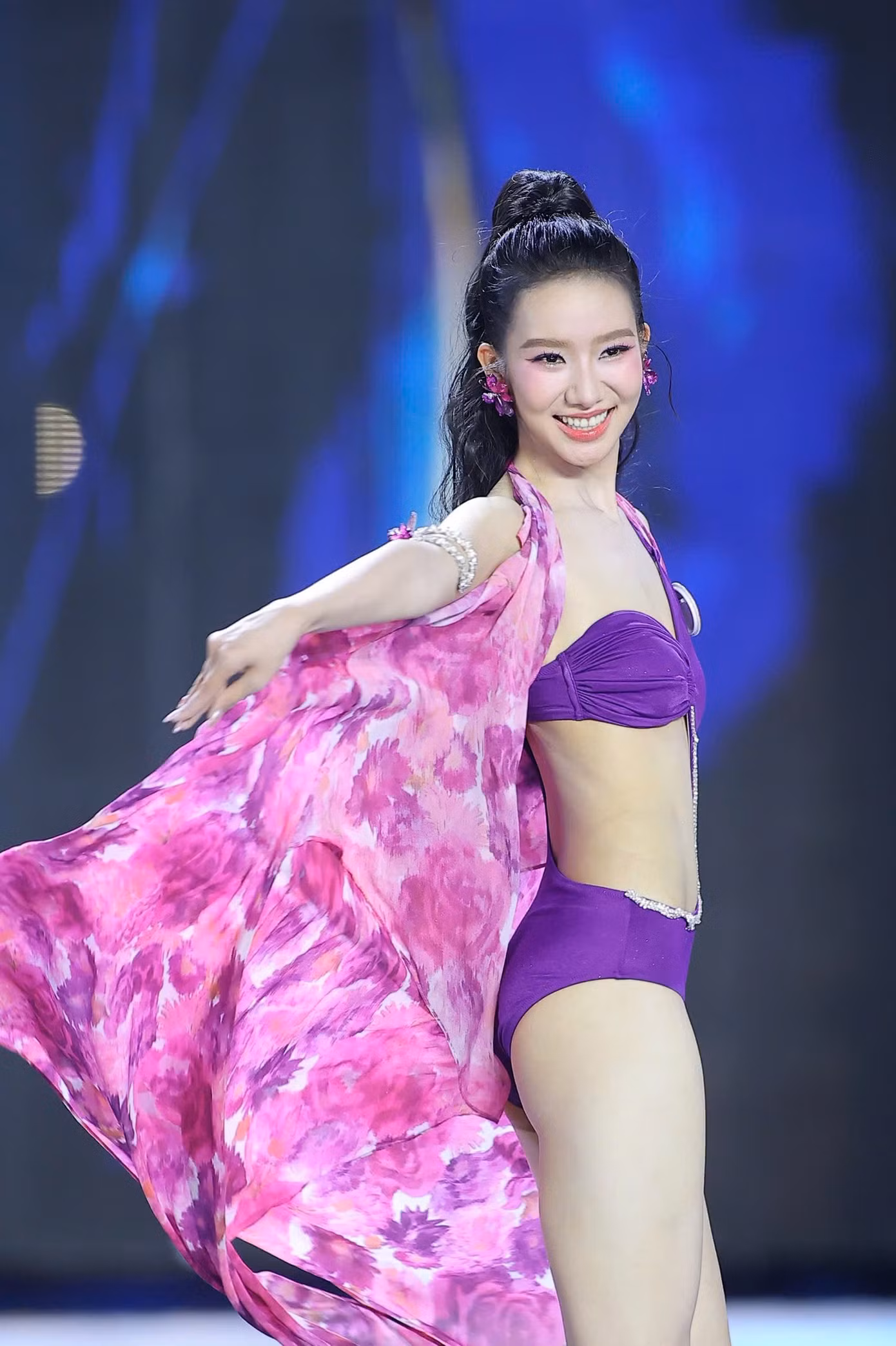 Nguyễn Phương Nhi cao 1,71 m, số đo ba vòng 75-57-89 cm.