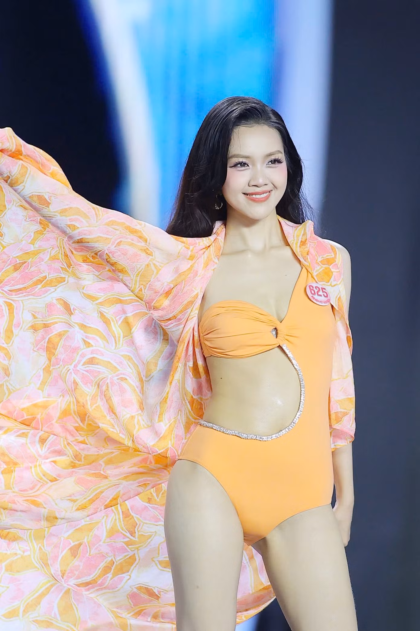 Nguyễn Hoàng Mỹ Vân cao 1,68 m, số đo ba vòng 74-58-87 cm.