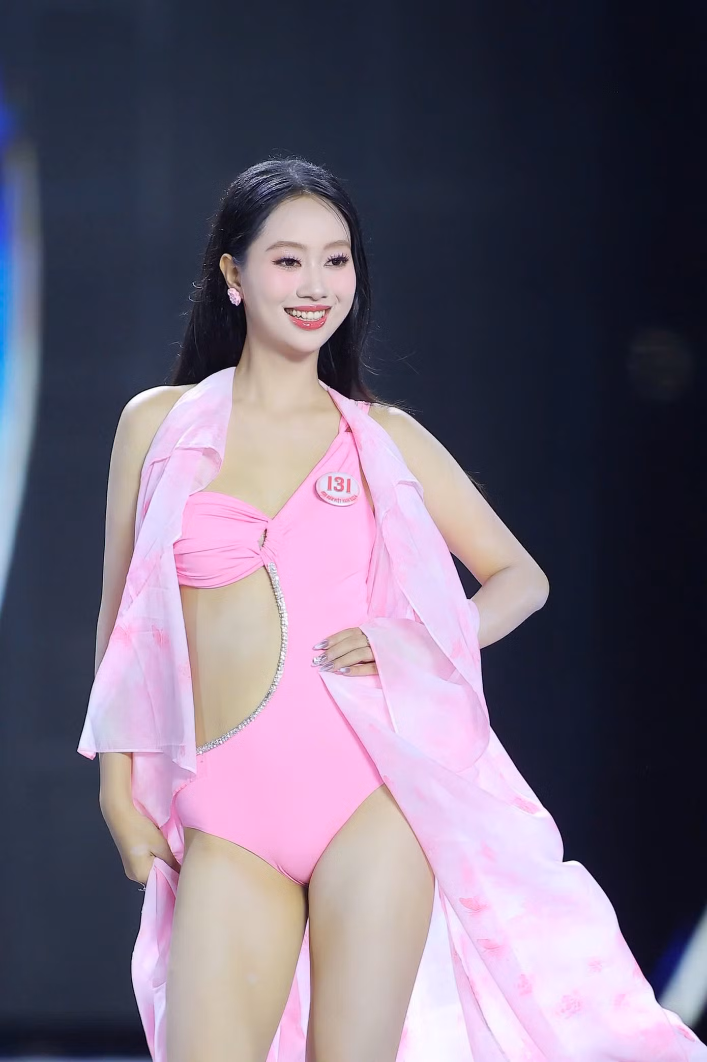 Nguyễn Mai Phương cao 1,68 m, số đo ba vòng 77-59-88 cm.
