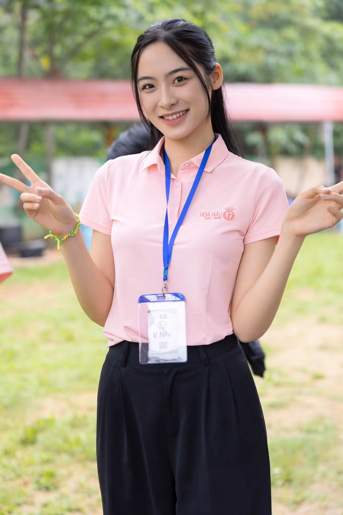 Câu trả lời của Vân Nhi là: "Chúng ta may mắn được cha mẹ cho những cái tên thật hay, thật đẹp. Nhưng cái tên chỉ thật sự hay, ý nghĩa khi được lan tỏa bằng những điều tử tế, những điều tốt đẹp cho cộng đồng. Vì vậy, để cái tên tỏa hương, chúng ta phải không ngừng cố gắng. Và tôi là Nguyễn Thị Vân Nhi, đến với Hoa Hậu Việt Nam mong muốn lan tỏa thật nhiều điều có ích".