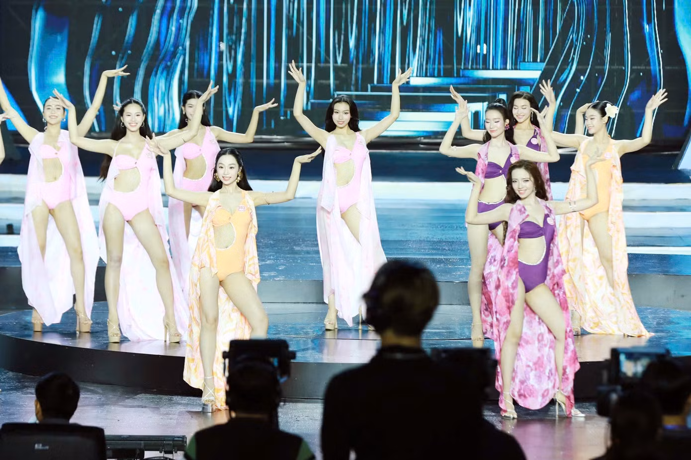 Sau màn trình diễn áo dài, 25 thí sinh Hoa hậu Việt Nam 2024 bước vào phần thi bikini. Đây là phần thi mang đến khía cạnh khác trong hành trình tỏa sáng của các cô gái - đó là vẻ đẹp hình thể, sức sống nội tại và một tinh thần lạc quan.