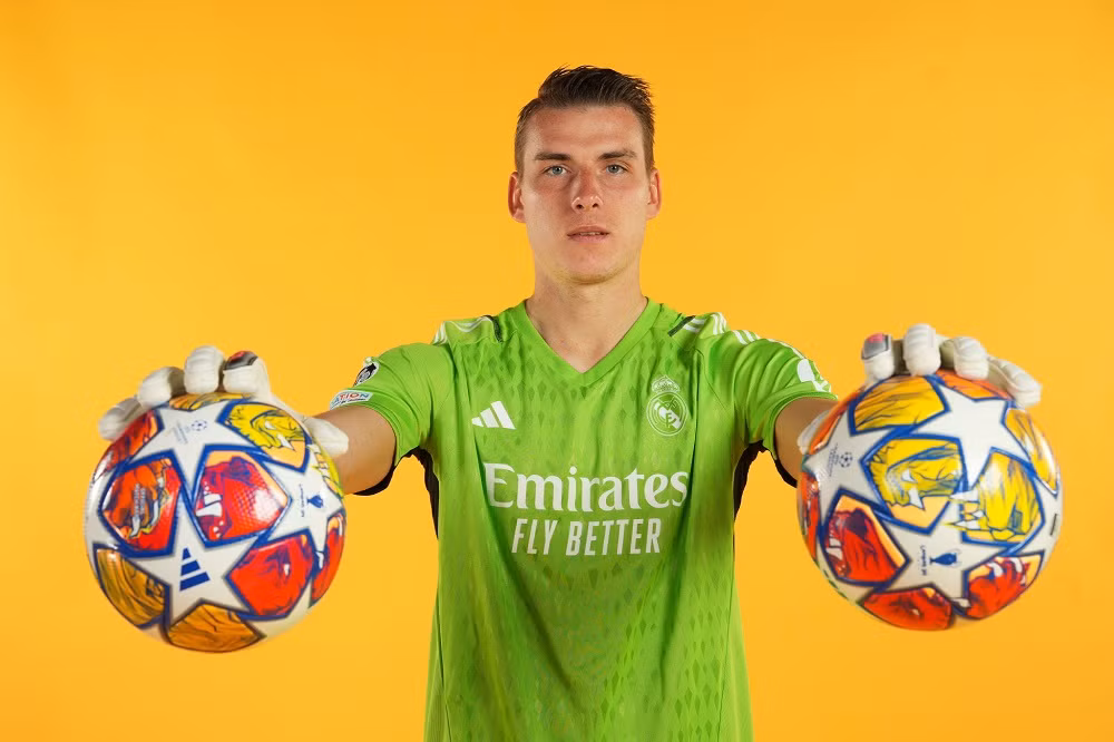 Lunin chụp ảnh quảng bá cho trận chung kết với Dortmund