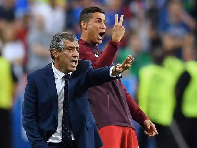 Ronaldo lấn át HLV Santos bên ngoài đường biên