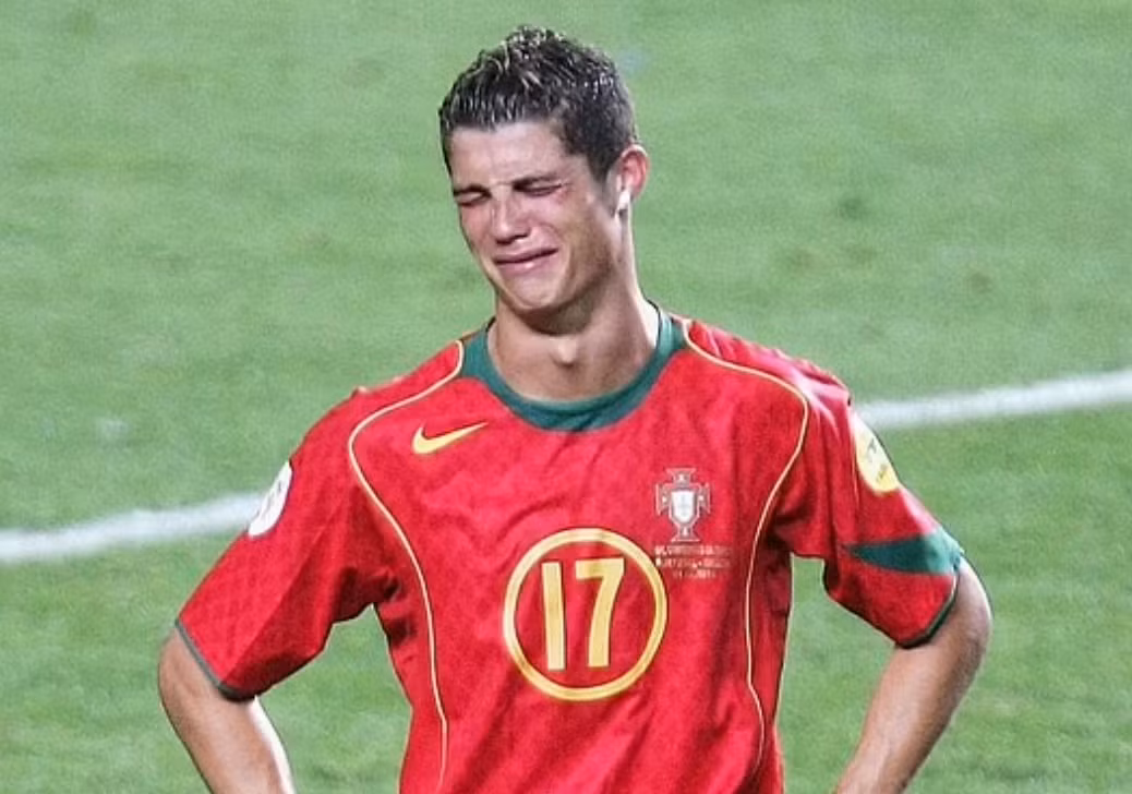 Hình ảnh Ronaldo khóc sau trận chung kết EURO 2004 gây ấn tượng mạnh với người hâm mộ