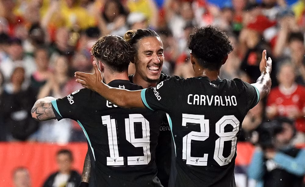 Các cầu thủ Liverpool ăn mừng bàn thắng