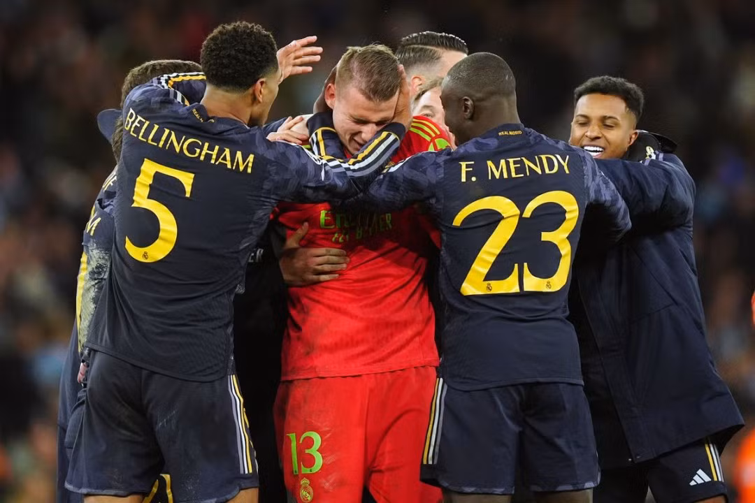 Các cầu thủ Real Madrid chúc mừng Lunin sau chiến thắng trước Man City