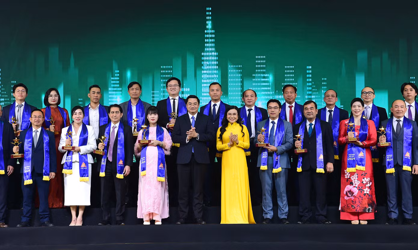 Chị Nguyễn Phạm Duy Trang - Bí thư T.Ư Đoàn, Chủ tịch Hội đồng Đội T.Ư trao giải thưởng cho TOP 200 doanh nghiệp được vinh danh.
