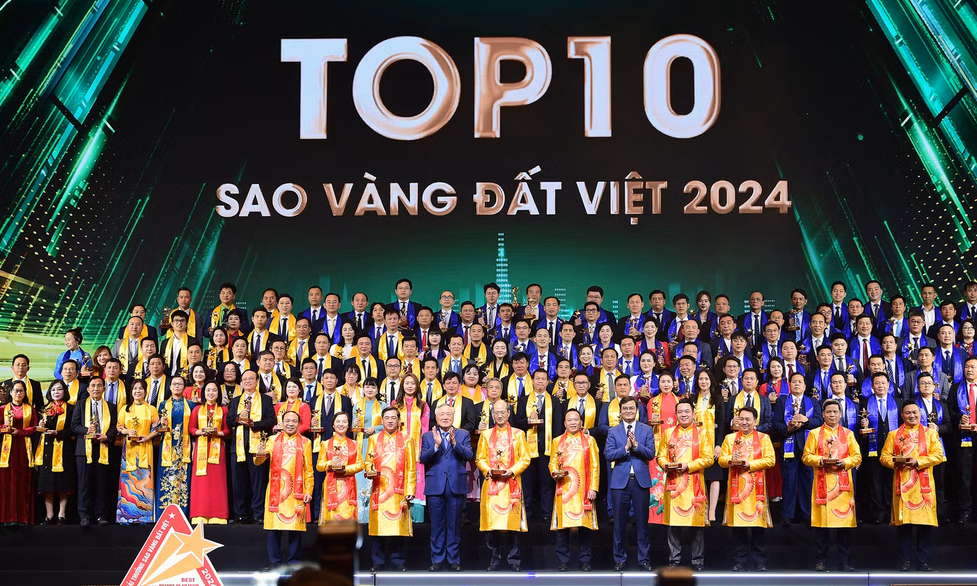 Phó Thủ tướng thường trực Nguyễn Hoà Bình và Bí thư thứ nhất T.Ư Đoàn Bùi Quang Huy trao giải thưởng TOP 10 doanh nghiệp giải thưởng Sao Vàng đất Việt năm 2024. Ảnh: Xuân Tùng