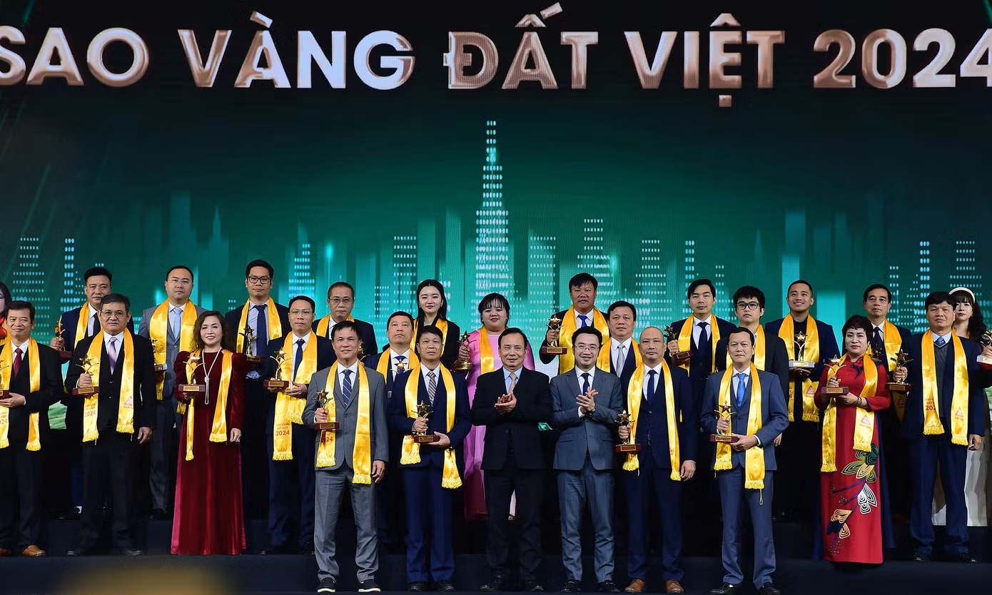 Bí thư T.Ư Đoàn, Chủ tịch T.Ư Hội LHTN Việt Nam Nguyễn Tường Lâm trao giải thưởng TOP 100 doanh nghiệp giải thưởng Sao Vàng đất Việt năm 2024. Ảnh: Xuân Tùng